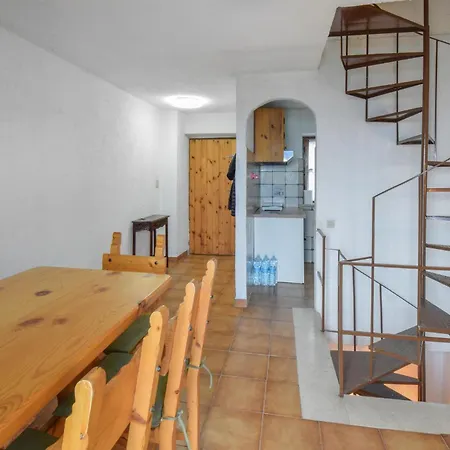 2 Bedroom Lovely In بيت للعطل Serrone